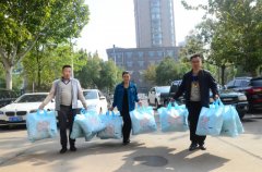 重陽節 公司代表走進敬老院獻愛心